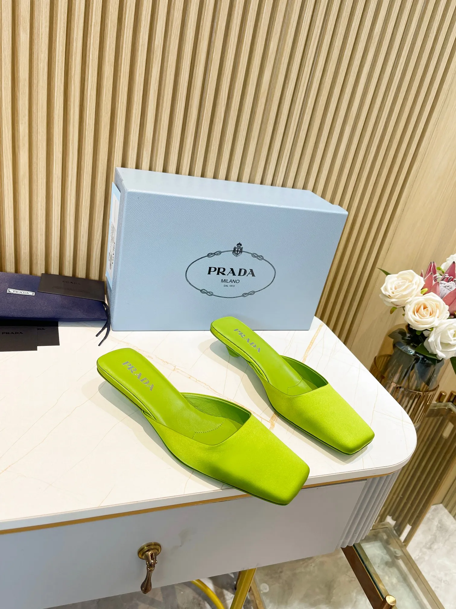 👟👟Ex-factory price 540👟👟 🐳Prada〰️2024 new style🆕Triangle logo🔺Top version of triangular heel square toe Mule slippers ✔️Material and craftsmanship: ✔️Upper: imported silk satin ✔️Inner lining: original sheepskin lining ✔️🇮🇹Imported leather outsole ✔️Size: 35-39 (custom size 40 is non-returnable)